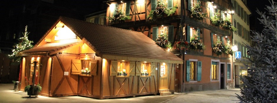 Le restaurant et son chalet éclairés à la nuit tombée