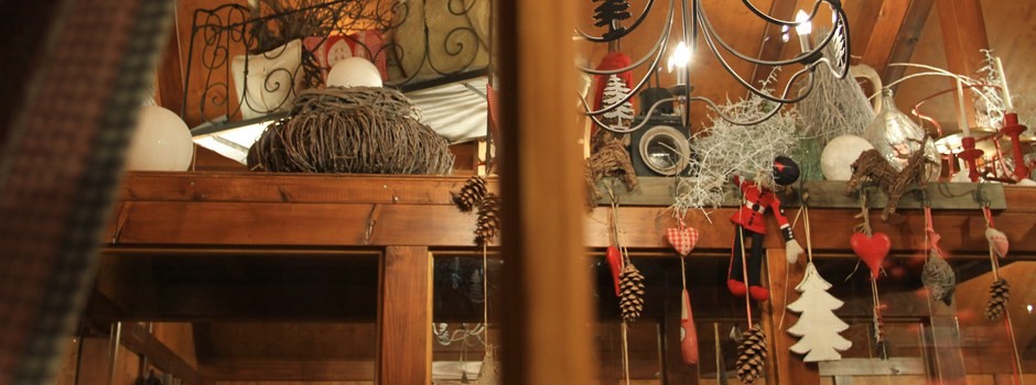 Boiseries, objets et décorations dans le restaurant