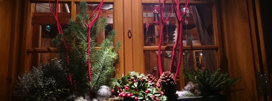 Fenêtre en bois, bouquets et décorations du restaurant